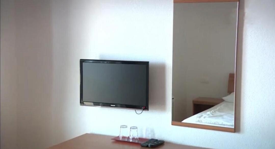Hotel Lukas Gradac  Exterior photo